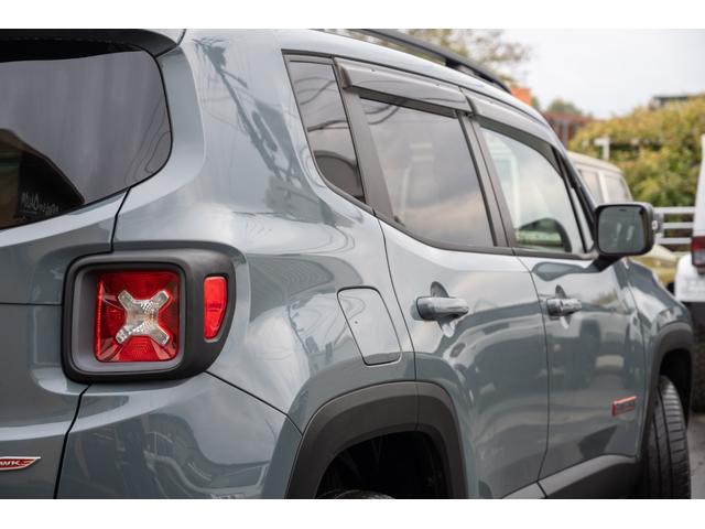 ジープ・レネゲード トレイルホーク　／関東仕入れ／４ＷＤモデル／エクストリームアルミホイール／Ｂｌｕｅｔｏｏｔｈナビ／ウィンカーミラー／ＨＩＤライト／オートエアコン／クリアランスソナー／レーンキープアシスト／ＡＢＳ／ＡＩＲＢＡＧ／（16枚目）