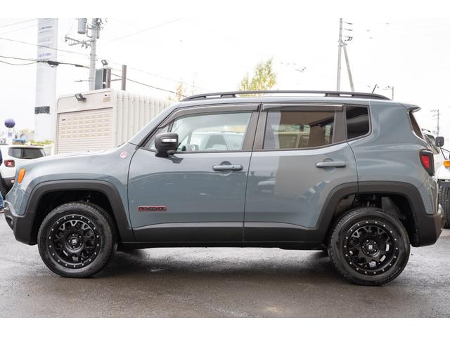 ジープ・レネゲード トレイルホーク　／関東仕入れ／４ＷＤモデル／エクストリームアルミホイール／Ｂｌｕｅｔｏｏｔｈナビ／ウィンカーミラー／ＨＩＤライト／オートエアコン／クリアランスソナー／レーンキープアシスト／ＡＢＳ／ＡＩＲＢＡＧ／（17枚目）