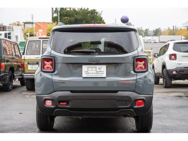 ジープ・レネゲード トレイルホーク　／関東仕入れ／４ＷＤモデル／エクストリームアルミホイール／Ｂｌｕｅｔｏｏｔｈナビ／ウィンカーミラー／ＨＩＤライト／オートエアコン／クリアランスソナー／レーンキープアシスト／ＡＢＳ／ＡＩＲＢＡＧ／（21枚目）