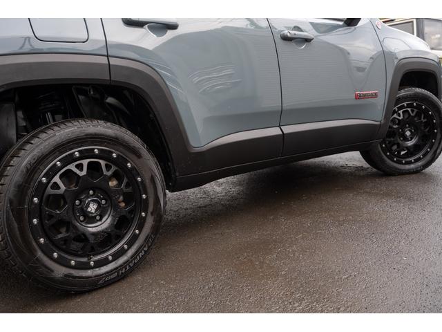 ジープ・レネゲード トレイルホーク　／関東仕入れ／４ＷＤモデル／エクストリームアルミホイール／Ｂｌｕｅｔｏｏｔｈナビ／ウィンカーミラー／ＨＩＤライト／オートエアコン／クリアランスソナー／レーンキープアシスト／ＡＢＳ／ＡＩＲＢＡＧ／（22枚目）