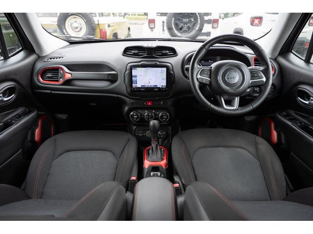 ジープ・レネゲード トレイルホーク　／関東仕入れ／４ＷＤモデル／エクストリームアルミホイール／Ｂｌｕｅｔｏｏｔｈナビ／ウィンカーミラー／ＨＩＤライト／オートエアコン／クリアランスソナー／レーンキープアシスト／ＡＢＳ／ＡＩＲＢＡＧ／（24枚目）