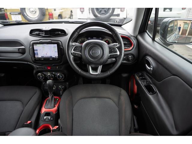 ジープ・レネゲード トレイルホーク　／関東仕入れ／４ＷＤモデル／エクストリームアルミホイール／Ｂｌｕｅｔｏｏｔｈナビ／ウィンカーミラー／ＨＩＤライト／オートエアコン／クリアランスソナー／レーンキープアシスト／ＡＢＳ／ＡＩＲＢＡＧ／（25枚目）