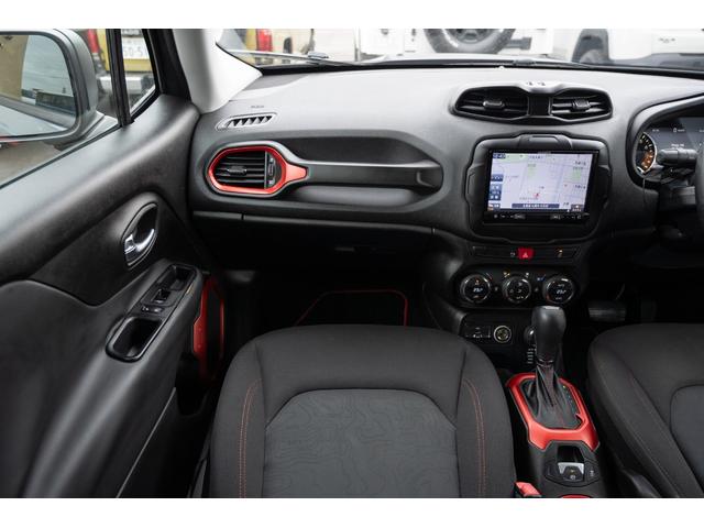 ジープ・レネゲード トレイルホーク　／関東仕入れ／４ＷＤモデル／エクストリームアルミホイール／Ｂｌｕｅｔｏｏｔｈナビ／ウィンカーミラー／ＨＩＤライト／オートエアコン／クリアランスソナー／レーンキープアシスト／ＡＢＳ／ＡＩＲＢＡＧ／（26枚目）