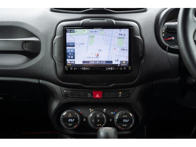 ジープ・レネゲード トレイルホーク　／関東仕入れ／４ＷＤモデル／エクストリームアルミホイール／Ｂｌｕｅｔｏｏｔｈナビ／ウィンカーミラー／ＨＩＤライト／オートエアコン／クリアランスソナー／レーンキープアシスト／ＡＢＳ／ＡＩＲＢＡＧ／（27枚目）