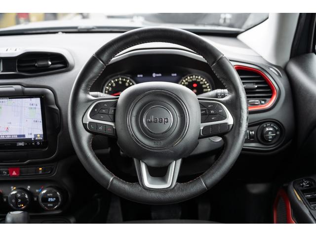 ジープ・レネゲード トレイルホーク　／関東仕入れ／４ＷＤモデル／エクストリームアルミホイール／Ｂｌｕｅｔｏｏｔｈナビ／ウィンカーミラー／ＨＩＤライト／オートエアコン／クリアランスソナー／レーンキープアシスト／ＡＢＳ／ＡＩＲＢＡＧ／（28枚目）