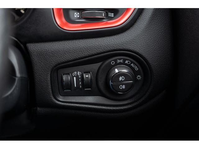 ジープ・レネゲード トレイルホーク　／関東仕入れ／４ＷＤモデル／エクストリームアルミホイール／Ｂｌｕｅｔｏｏｔｈナビ／ウィンカーミラー／ＨＩＤライト／オートエアコン／クリアランスソナー／レーンキープアシスト／ＡＢＳ／ＡＩＲＢＡＧ／（29枚目）