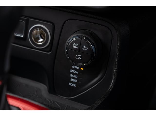 ジープ・レネゲード トレイルホーク　／関東仕入れ／４ＷＤモデル／エクストリームアルミホイール／Ｂｌｕｅｔｏｏｔｈナビ／ウィンカーミラー／ＨＩＤライト／オートエアコン／クリアランスソナー／レーンキープアシスト／ＡＢＳ／ＡＩＲＢＡＧ／（30枚目）