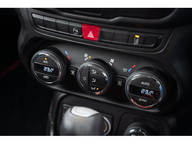 ジープ・レネゲード トレイルホーク　／関東仕入れ／４ＷＤモデル／エクストリームアルミホイール／Ｂｌｕｅｔｏｏｔｈナビ／ウィンカーミラー／ＨＩＤライト／オートエアコン／クリアランスソナー／レーンキープアシスト／ＡＢＳ／ＡＩＲＢＡＧ／（32枚目）