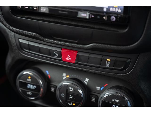 ジープ・レネゲード トレイルホーク　／関東仕入れ／４ＷＤモデル／エクストリームアルミホイール／Ｂｌｕｅｔｏｏｔｈナビ／ウィンカーミラー／ＨＩＤライト／オートエアコン／クリアランスソナー／レーンキープアシスト／ＡＢＳ／ＡＩＲＢＡＧ／（33枚目）