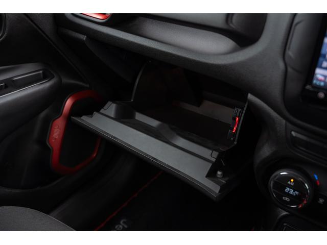 ジープ・レネゲード トレイルホーク　／関東仕入れ／４ＷＤモデル／エクストリームアルミホイール／Ｂｌｕｅｔｏｏｔｈナビ／ウィンカーミラー／ＨＩＤライト／オートエアコン／クリアランスソナー／レーンキープアシスト／ＡＢＳ／ＡＩＲＢＡＧ／（39枚目）