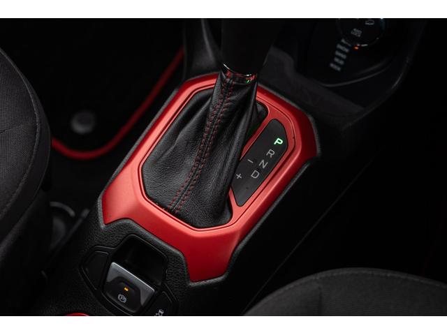 ジープ・レネゲード トレイルホーク　／関東仕入れ／４ＷＤモデル／エクストリームアルミホイール／Ｂｌｕｅｔｏｏｔｈナビ／ウィンカーミラー／ＨＩＤライト／オートエアコン／クリアランスソナー／レーンキープアシスト／ＡＢＳ／ＡＩＲＢＡＧ／（41枚目）