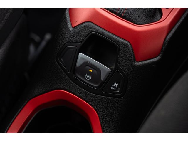 ジープ・レネゲード トレイルホーク　／関東仕入れ／４ＷＤモデル／エクストリームアルミホイール／Ｂｌｕｅｔｏｏｔｈナビ／ウィンカーミラー／ＨＩＤライト／オートエアコン／クリアランスソナー／レーンキープアシスト／ＡＢＳ／ＡＩＲＢＡＧ／（42枚目）