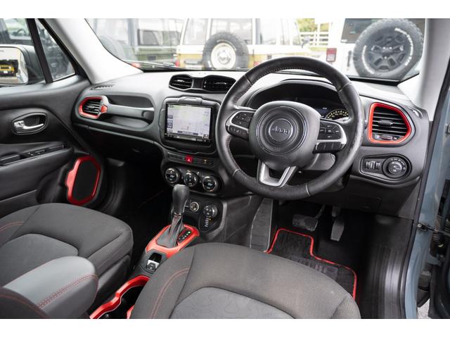 ジープ・レネゲード トレイルホーク　／関東仕入れ／４ＷＤモデル／エクストリームアルミホイール／Ｂｌｕｅｔｏｏｔｈナビ／ウィンカーミラー／ＨＩＤライト／オートエアコン／クリアランスソナー／レーンキープアシスト／ＡＢＳ／ＡＩＲＢＡＧ／（46枚目）