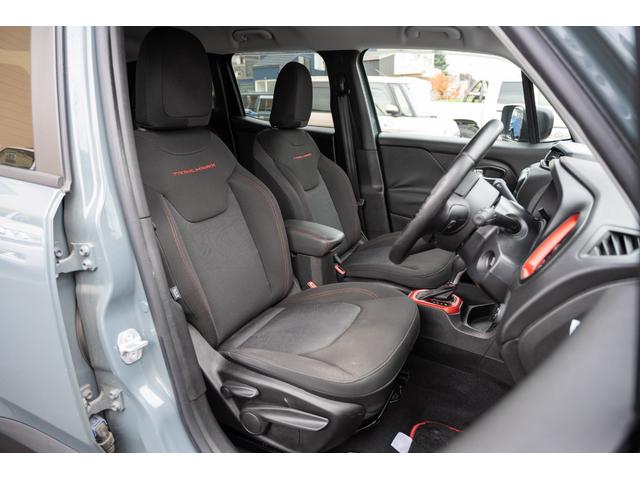 ジープ・レネゲード トレイルホーク　／関東仕入れ／４ＷＤモデル／エクストリームアルミホイール／Ｂｌｕｅｔｏｏｔｈナビ／ウィンカーミラー／ＨＩＤライト／オートエアコン／クリアランスソナー／レーンキープアシスト／ＡＢＳ／ＡＩＲＢＡＧ／（47枚目）