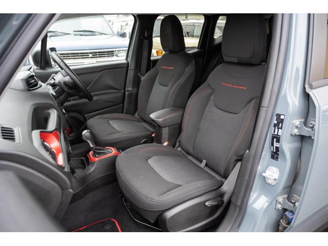 ジープ・レネゲード トレイルホーク　／関東仕入れ／４ＷＤモデル／エクストリームアルミホイール／Ｂｌｕｅｔｏｏｔｈナビ／ウィンカーミラー／ＨＩＤライト／オートエアコン／クリアランスソナー／レーンキープアシスト／ＡＢＳ／ＡＩＲＢＡＧ／（49枚目）