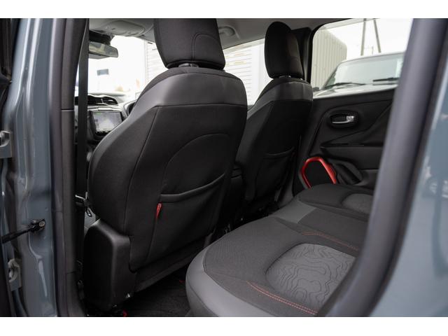 ジープ・レネゲード トレイルホーク　／関東仕入れ／４ＷＤモデル／エクストリームアルミホイール／Ｂｌｕｅｔｏｏｔｈナビ／ウィンカーミラー／ＨＩＤライト／オートエアコン／クリアランスソナー／レーンキープアシスト／ＡＢＳ／ＡＩＲＢＡＧ／（50枚目）