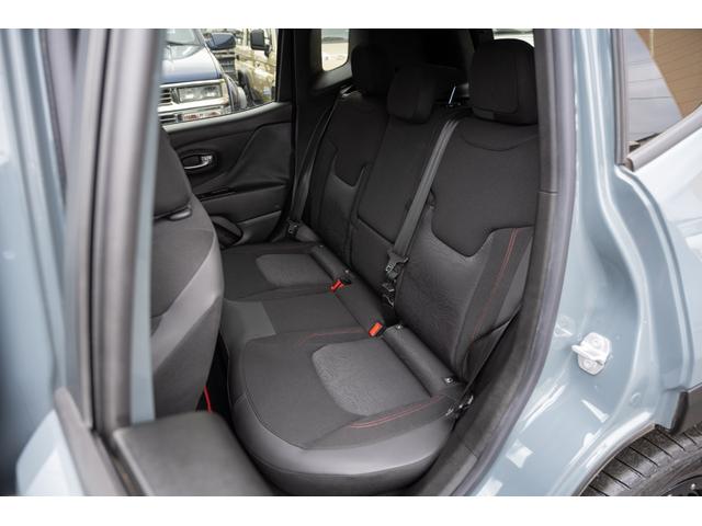 ジープ・レネゲード トレイルホーク　／関東仕入れ／４ＷＤモデル／エクストリームアルミホイール／Ｂｌｕｅｔｏｏｔｈナビ／ウィンカーミラー／ＨＩＤライト／オートエアコン／クリアランスソナー／レーンキープアシスト／ＡＢＳ／ＡＩＲＢＡＧ／（51枚目）