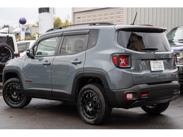 ジープ・レネゲード トレイルホーク　／関東仕入れ／４ＷＤモデル／エクストリームアルミホイール／Ｂｌｕｅｔｏｏｔｈナビ／ウィンカーミラー／ＨＩＤライト／オートエアコン／クリアランスソナー／レーンキープアシスト／ＡＢＳ／ＡＩＲＢＡＧ／（64枚目）