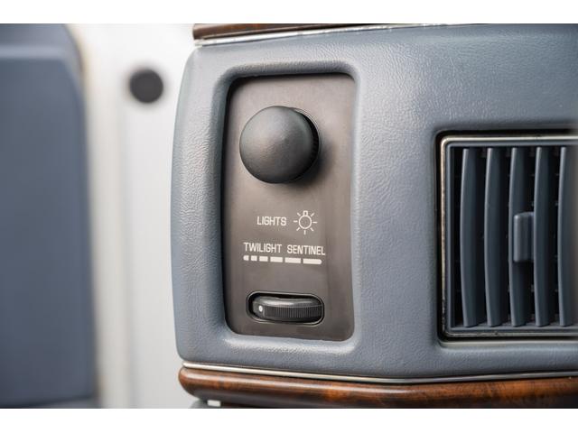 ビュイックロードマスター ワゴン　／九州仕入れ／新車並行モデル／最終年式／ＬＴ１エンジン／ウッドデカール／アメリカンレーシングアルミホイール／ミッキートンプソンホワイトレタータイヤ／室内電動シート／本革シート／サンルーフ／ＡＢＳ（36枚目）