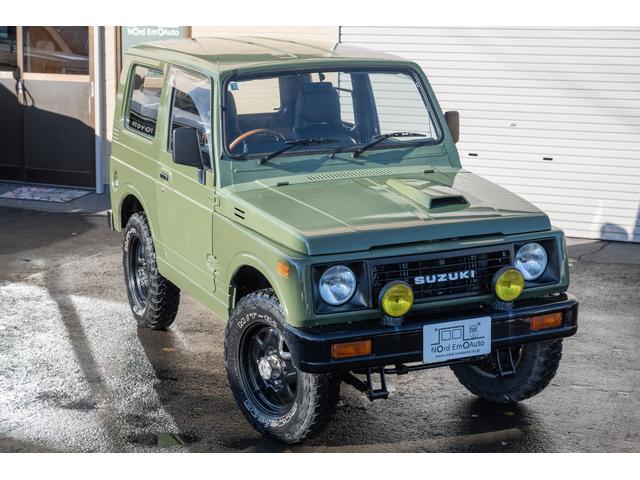 ジムニー ＨＣ　／リッチモンドグリーン／２インチリフトアップ／アクセレラマッドタイヤ／純正スチールマッドブラックペイント／クラシックグリル／室内ウッドデカール／ＬＥＤヘッドライト／ステンレス社外マフラー／（3枚目）