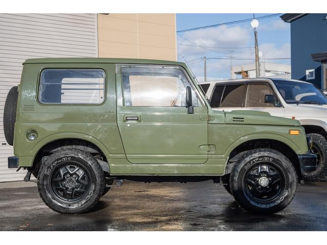 ジムニー ＨＣ　／リッチモンドグリーン／２インチリフトアップ／アクセレラマッドタイヤ／純正スチールマッドブラックペイント／クラシックグリル／室内ウッドデカール／ＬＥＤヘッドライト／ステンレス社外マフラー／（10枚目）