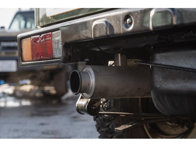 ジムニー ＨＣ　／リッチモンドグリーン／２インチリフトアップ／アクセレラマッドタイヤ／純正スチールマッドブラックペイント／クラシックグリル／室内ウッドデカール／ＬＥＤヘッドライト／ステンレス社外マフラー／（17枚目）