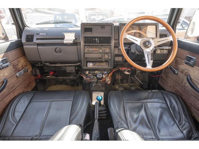 ジムニー ＨＣ　／リッチモンドグリーン／２インチリフトアップ／アクセレラマッドタイヤ／純正スチールマッドブラックペイント／クラシックグリル／室内ウッドデカール／ＬＥＤヘッドライト／ステンレス社外マフラー／（18枚目）