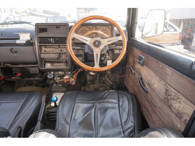 ジムニー ＨＣ　／リッチモンドグリーン／２インチリフトアップ／アクセレラマッドタイヤ／純正スチールマッドブラックペイント／クラシックグリル／室内ウッドデカール／ＬＥＤヘッドライト／ステンレス社外マフラー／（19枚目）