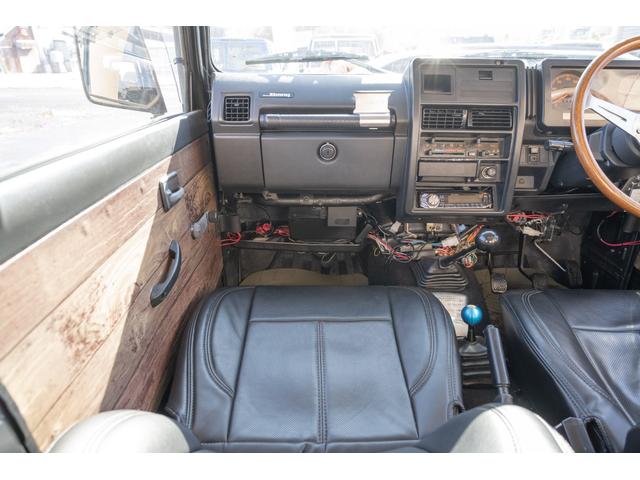 ジムニー ＨＣ　／リッチモンドグリーン／２インチリフトアップ／アクセレラマッドタイヤ／純正スチールマッドブラックペイント／クラシックグリル／室内ウッドデカール／ＬＥＤヘッドライト／ステンレス社外マフラー／（20枚目）