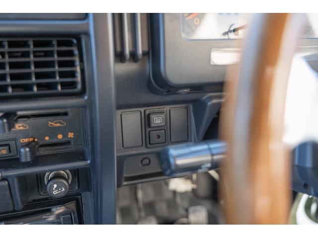 ジムニー ＨＣ　／リッチモンドグリーン／２インチリフトアップ／アクセレラマッドタイヤ／純正スチールマッドブラックペイント／クラシックグリル／室内ウッドデカール／ＬＥＤヘッドライト／ステンレス社外マフラー／（22枚目）