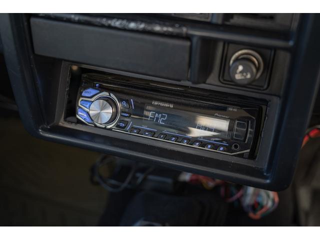 ジムニー ＨＣ　／リッチモンドグリーン／２インチリフトアップ／アクセレラマッドタイヤ／純正スチールマッドブラックペイント／クラシックグリル／室内ウッドデカール／ＬＥＤヘッドライト／ステンレス社外マフラー／（24枚目）