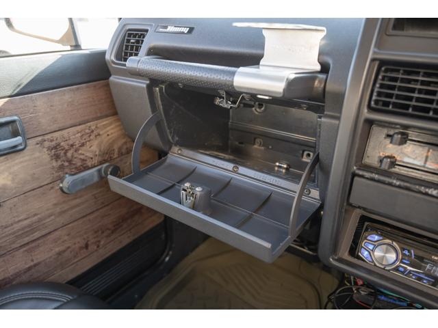 ジムニー ＨＣ　／リッチモンドグリーン／２インチリフトアップ／アクセレラマッドタイヤ／純正スチールマッドブラックペイント／クラシックグリル／室内ウッドデカール／ＬＥＤヘッドライト／ステンレス社外マフラー／（27枚目）