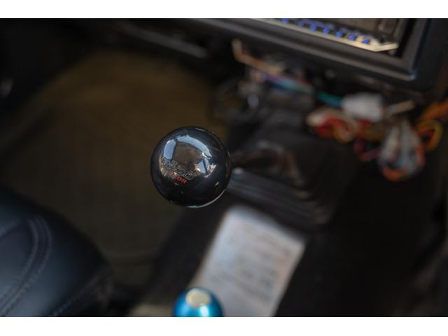 ジムニー ＨＣ　／リッチモンドグリーン／２インチリフトアップ／アクセレラマッドタイヤ／純正スチールマッドブラックペイント／クラシックグリル／室内ウッドデカール／ＬＥＤヘッドライト／ステンレス社外マフラー／（28枚目）