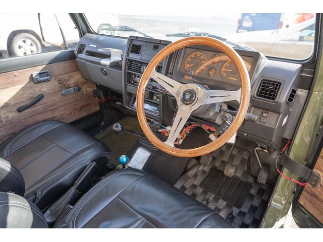 ジムニー ＨＣ　／リッチモンドグリーン／２インチリフトアップ／アクセレラマッドタイヤ／純正スチールマッドブラックペイント／クラシックグリル／室内ウッドデカール／ＬＥＤヘッドライト／ステンレス社外マフラー／（30枚目）