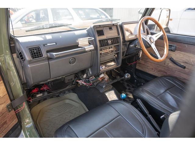 ジムニー ＨＣ　／リッチモンドグリーン／２インチリフトアップ／アクセレラマッドタイヤ／純正スチールマッドブラックペイント／クラシックグリル／室内ウッドデカール／ＬＥＤヘッドライト／ステンレス社外マフラー／（33枚目）