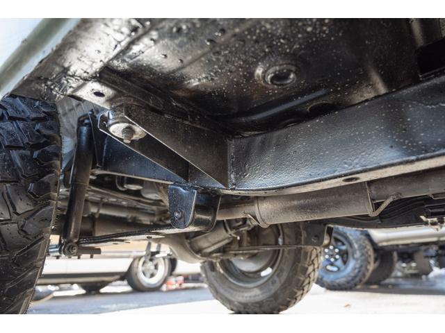 ジムニー ＨＣ　／リッチモンドグリーン／２インチリフトアップ／アクセレラマッドタイヤ／純正スチールマッドブラックペイント／クラシックグリル／室内ウッドデカール／ＬＥＤヘッドライト／ステンレス社外マフラー／（47枚目）