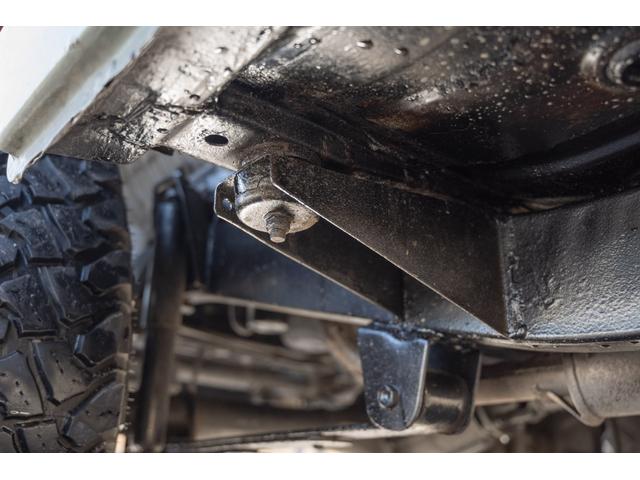 ジムニー ＨＣ　／リッチモンドグリーン／２インチリフトアップ／アクセレラマッドタイヤ／純正スチールマッドブラックペイント／クラシックグリル／室内ウッドデカール／ＬＥＤヘッドライト／ステンレス社外マフラー／（49枚目）