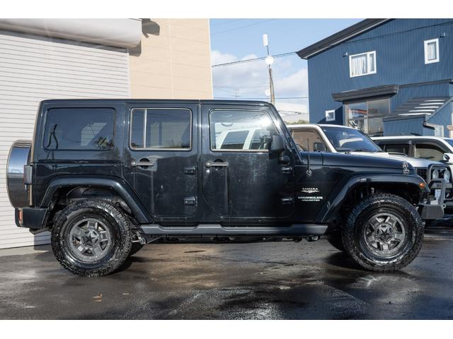 ジープ・ラングラーアンリミテッド サハラ /本州西日本仕入れ/ジオランダーX-ATタイヤ/ロックガンアルミホイール/インサートグリル/クロカンスチールバンパー/LEDヘッドライト/サイドカメラ/Bluetoothナビ/バックカメラ/後期モデル(13枚目)