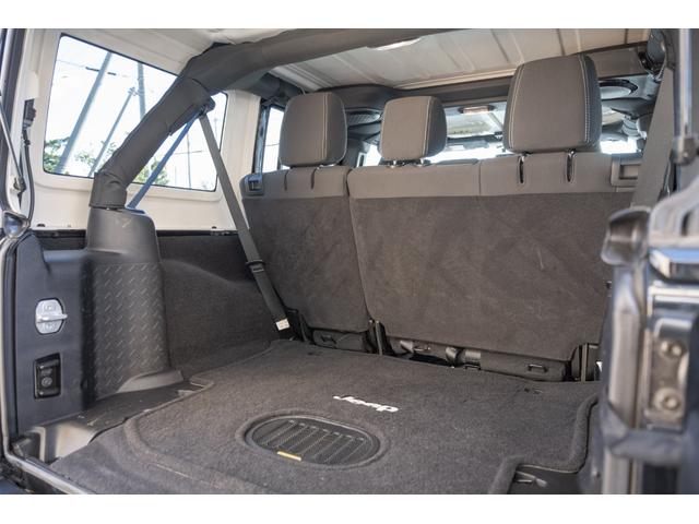 ジープ・ラングラーアンリミテッド サハラ /本州西日本仕入れ/ジオランダーX-ATタイヤ/ロックガンアルミホイール/インサートグリル/クロカンスチールバンパー/LEDヘッドライト/サイドカメラ/Bluetoothナビ/バックカメラ/後期モデル(55枚目)