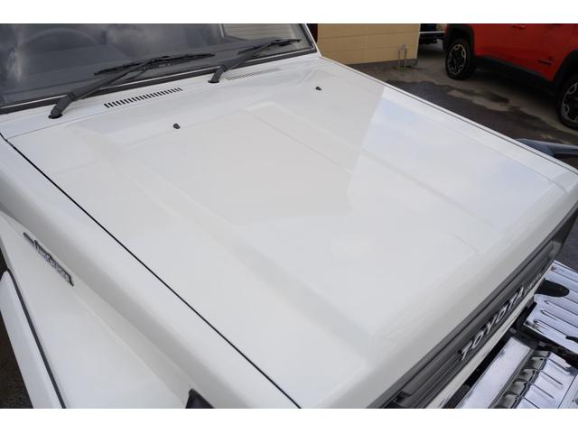 ボンネットは艶有りの傷無しです。