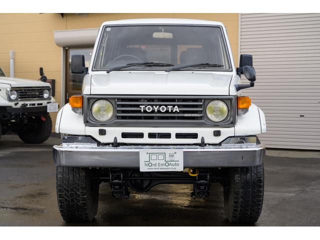 この出っ張りのあるバンパーが純正ＺＸグレードバンパーになります。