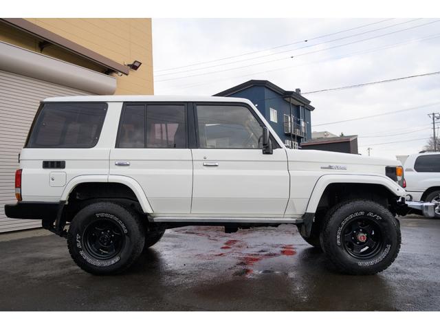 実はソリッド白ではなくパールホワイトになります。