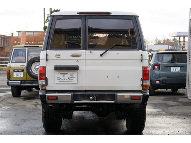 リアビューも素敵な感じです。純正バンパーが良いんです。