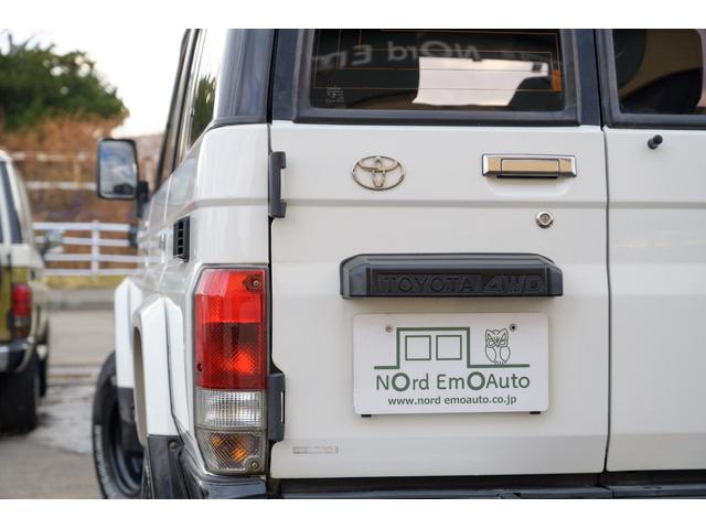 テールランプは球交換可能な赤白コンビテールです。