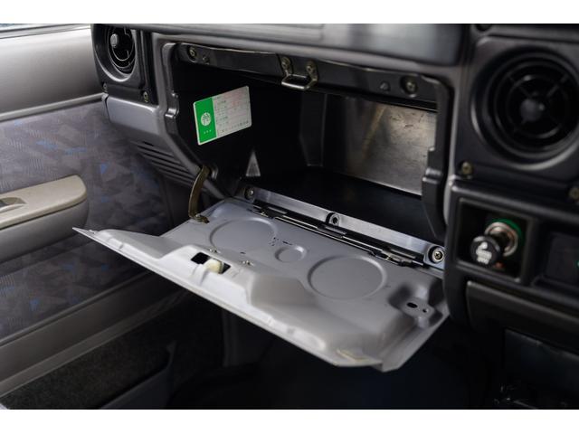 鉄板むき出しのグローブボックスはワイルドです。