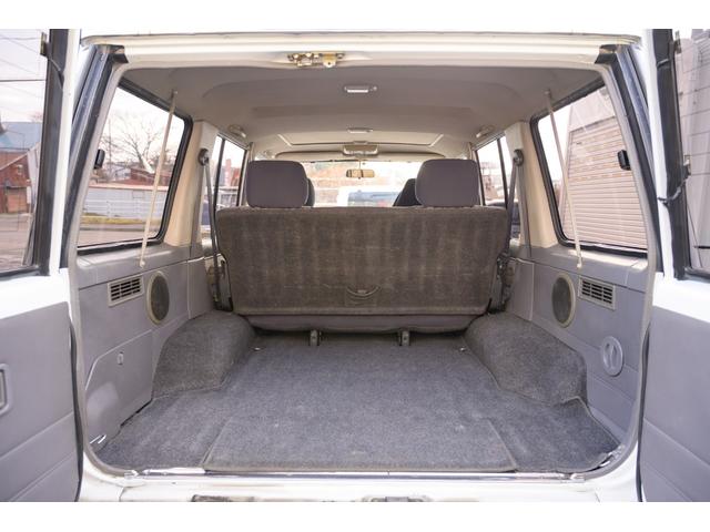 ラゲッジルームはかなりの荷物積めちゃいます。