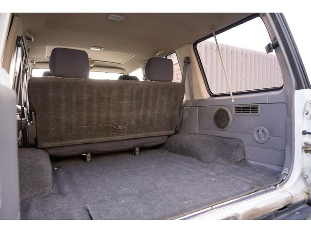 右リアの内張りにはリアワイパーのウォッシャー液を入れます。