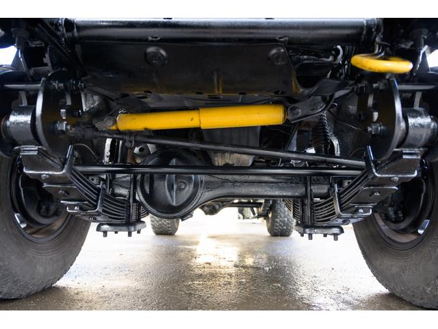 ステアリングダンパーはオールドマンエミューになります。