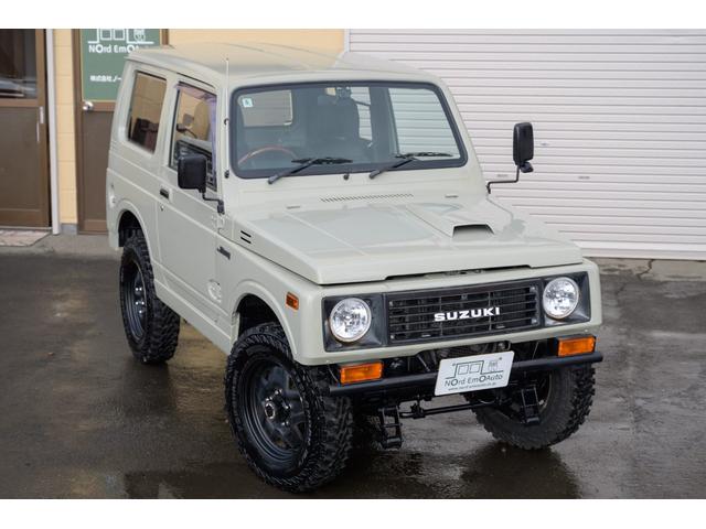 ジムニー 　／オールペイントデザートカーキ／２インチアップ／最終５型モデル／クラシックグリル／ジオランダーマッドタイヤ／前後ステンレスバンパー／クリスタルヘッドライト／ドライブレコーダー／シートカバー／エアコン／（3枚目）