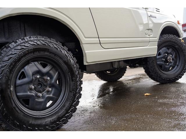 ジムニー 　／オールペイントデザートカーキ／２インチアップ／最終５型モデル／クラシックグリル／ジオランダーマッドタイヤ／前後ステンレスバンパー／クリスタルヘッドライト／ドライブレコーダー／シートカバー／エアコン／（18枚目）